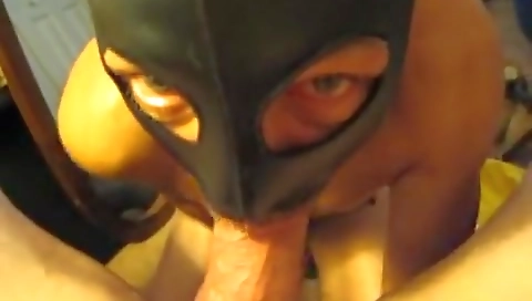 Suckolding aleri monsters with her pussy