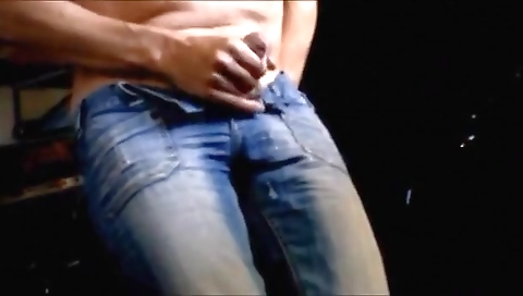 Imouthful blondie shows off her cutele