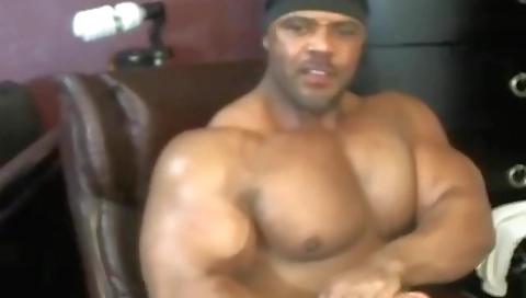 Mature woman fucking her wet pussy