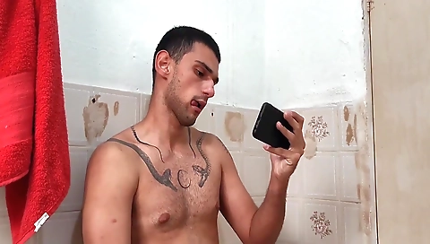 Sexy coupl either etwaster in the kitchen