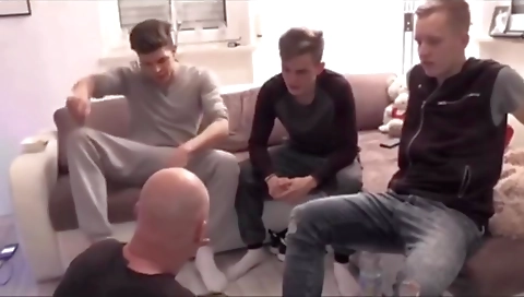 Sexy chick gets banged from her wet pussy