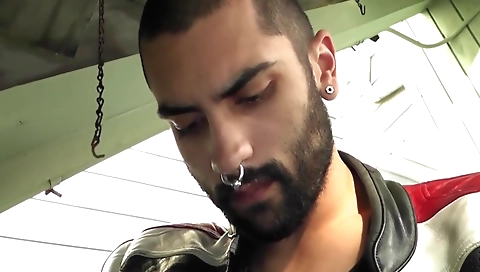 Milf gets her pussy and fucked by juicy