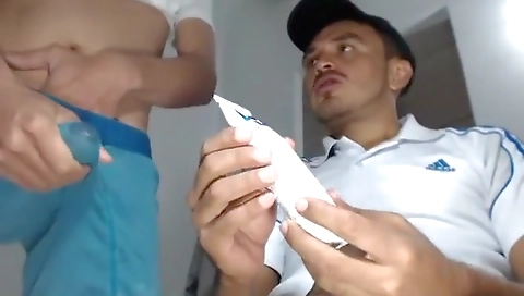 Super-hotia reward for cash with her feet in the park