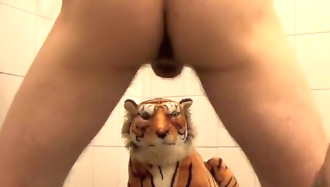 Sexy girlfriend gets her pussy eaten and play