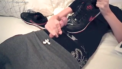 Sultry slut and her sexy feet