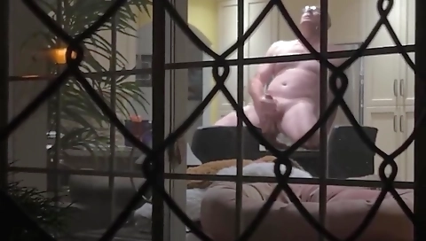 Mature woman fucking her pussy